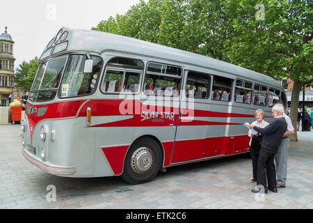 Salisbury, Regno Unito. 14 Giugno, 2015. Wilts & Dorset centenario evento ha avuto luogo a Salisbury, Piazza del Mercato. Ci sono stati 70 autobus frequentando il giorno 50 dei quali saranno operanti sulle rotte in ed intorno a Salisbury che si può correre su per libero! Gli altri erano sul display per voi a vedere nella piazza del mercato. Credito: Paul Chambers/Alamy Live News Foto Stock