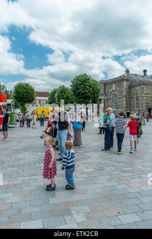 Salisbury, Regno Unito. 14 Giugno, 2015. Wilts & Dorset centenario evento ha avuto luogo a Salisbury, Piazza del Mercato. Ci sono stati 70 autobus frequentando il giorno 50 dei quali saranno operanti sulle rotte in ed intorno a Salisbury che si può correre su per libero! Gli altri erano sul display per voi a vedere nella piazza del mercato. Credito: Paul Chambers/Alamy Live News Foto Stock