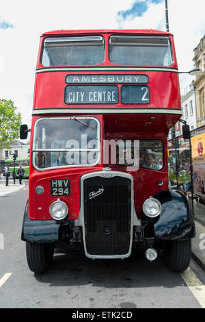 Salisbury, Regno Unito. 14 Giugno, 2015. Wilts & Dorset centenario evento ha avuto luogo a Salisbury, Piazza del Mercato. Ci sono stati 70 autobus frequentando il giorno 50 dei quali saranno operanti sulle rotte in ed intorno a Salisbury che si può correre su per libero! Gli altri erano sul display per voi a vedere nella piazza del mercato. Credito: Paul Chambers/Alamy Live News Foto Stock