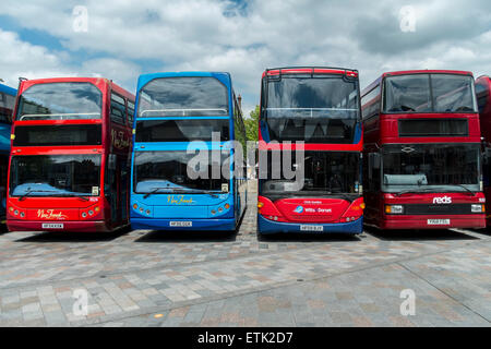 Salisbury, Regno Unito. 14 Giugno, 2015. Wilts & Dorset centenario evento ha avuto luogo a Salisbury, Piazza del Mercato. Ci sono stati 70 autobus frequentando il giorno 50 dei quali saranno operanti sulle rotte in ed intorno a Salisbury che si può correre su per libero! Gli altri erano sul display per voi a vedere nella piazza del mercato. Credito: Paul Chambers/Alamy Live News Foto Stock