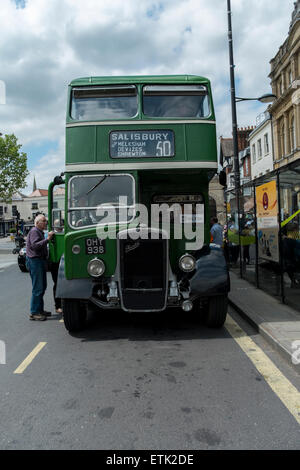 Salisbury, Regno Unito. 14 Giugno, 2015. Wilts & Dorset centenario evento ha avuto luogo a Salisbury, Piazza del Mercato. Ci sono stati 70 autobus frequentando il giorno 50 dei quali saranno operanti sulle rotte in ed intorno a Salisbury che si può correre su per libero! Gli altri erano sul display per voi a vedere nella piazza del mercato. Credito: Paul Chambers/Alamy Live News Foto Stock