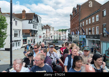 Salisbury, Regno Unito. 14 Giugno, 2015. Wilts & Dorset centenario evento ha avuto luogo a Salisbury, Piazza del Mercato. Ci sono stati 70 autobus frequentando il giorno 50 dei quali saranno operanti sulle rotte in ed intorno a Salisbury che si può correre su per libero! Gli altri erano sul display per voi a vedere nella piazza del mercato. Credito: Paul Chambers/Alamy Live News Foto Stock