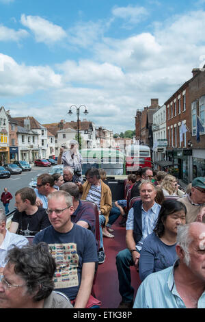 Salisbury, Regno Unito. 14 Giugno, 2015. Wilts & Dorset centenario evento ha avuto luogo a Salisbury, Piazza del Mercato. Ci sono stati 70 autobus frequentando il giorno 50 dei quali saranno operanti sulle rotte in ed intorno a Salisbury che si può correre su per libero! Gli altri erano sul display per voi a vedere nella piazza del mercato. Credito: Paul Chambers/Alamy Live News Foto Stock