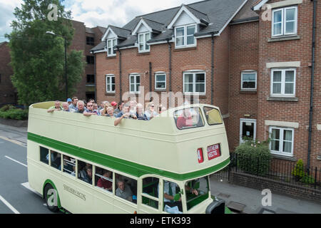 Salisbury, Regno Unito. 14 Giugno, 2015. Wilts & Dorset centenario evento ha avuto luogo a Salisbury, Piazza del Mercato. Ci sono stati 70 autobus frequentando il giorno 50 dei quali saranno operanti sulle rotte in ed intorno a Salisbury che si può correre su per libero! Gli altri erano sul display per voi a vedere nella piazza del mercato. Credito: Paul Chambers/Alamy Live News Foto Stock