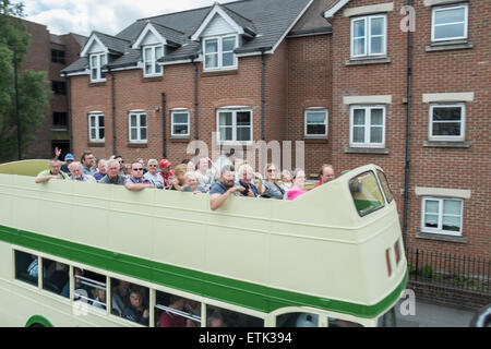 Salisbury, Regno Unito. 14 Giugno, 2015. Wilts & Dorset centenario evento ha avuto luogo a Salisbury, Piazza del Mercato. Ci sono stati 70 autobus frequentando il giorno 50 dei quali saranno operanti sulle rotte in ed intorno a Salisbury che si può correre su per libero! Gli altri erano sul display per voi a vedere nella piazza del mercato. Credito: Paul Chambers/Alamy Live News Foto Stock