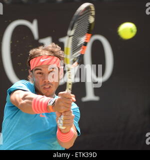 Stuttgart, Germania. 14 Giugno, 2015. Rafael Nadal di Spagna in azione durante la finale contro Viktor Troicki di Serbia presso l'ATP torneo di tennis a Stoccarda, Germania, 14 giugno 2015. Foto: MARIJAN MURAT/dpa/Alamy Live News Foto Stock