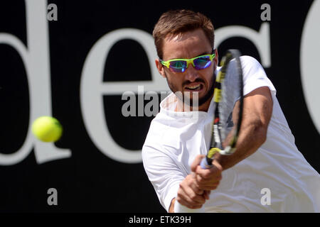 Stuttgart, Germania. 14 Giugno, 2015. Viktor Troicki della Serbia in azione durante la finale contro Rafael Nadal di Spagna presso l'ATP torneo di tennis a Stoccarda, Germania, 14 giugno 2015. Foto: MARIJAN MURAT/dpa/Alamy Live News Foto Stock