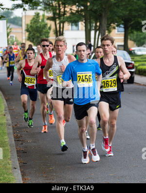 Southend-On-Mare, Regno Unito. 14 giugno 2015. Guide di scorrimento in questo decennio di paradisi ospizi Southend on Sea Mezza Maratona. Lo scorso anno runner Nick Palmer, 37, dal grande Wakering crollò e morì dopo aver attraversato la linea del traguardo. Questa gara di anni passati senza gravi incidenti. Credito: Graham Eva/Alamy Live News Foto Stock