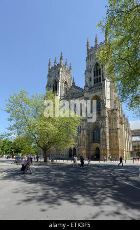 York Minster fronte ovest visto dal bivio di Duncombe Place e High Petergate Foto Stock