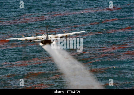 Un US Air Force chemical-dispersione C-130 Hercules aeromobile scende un olio-dispersione di sostanza chimica nel Golfo del Messico come parte della BP Deepwater Horizon oil spill sforzo di risposta il 5 maggio 2010 nel Golfo del Messico. Foto Stock