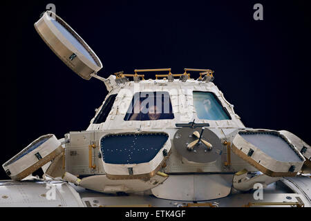 Stazione Spaziale Internazionale Expedition 42 Agenzia Spaziale Europea astronauta Samantha Cristoforetti onde da dentro la copula Dicembre 28, 2014 in orbita intorno alla terra. Foto Stock