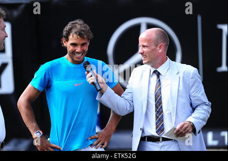 Stuttgart, Germania. 14 Giugno, 2015. Rafael Nadal parla dopo aver vinto la Mercedes Cup titolo di Stoccarda. Foto: Miroslav Dakov/ Alamy Live News Foto Stock