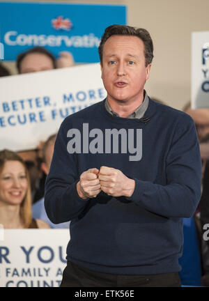 Il Primo Ministro David Cameron fa un discorso in Dhamecha Lohana Centro per segnare due mesi fino a quando le elezioni generali di Harrow. Dotato di: David Cameron dove: Londra, Regno Unito quando: 07 Mar 2015 Credit: Euan ciliegio/WENN.com Foto Stock