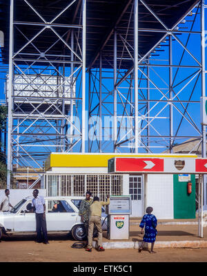 Stazione di benzina BP, con vasche sollevate, Banjul (Gambia, Africa occidentale Foto Stock