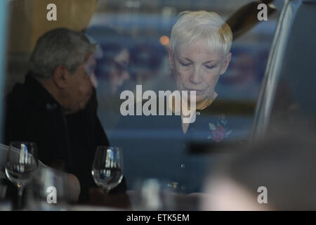 Annie Lennox e Mitchell Besser spotted fuori a pranzo al ristorante mediterraneo con: Annie Lennox dove: Londra, Regno Unito quando: 07 Mar 2015 Credit: WENN.com Foto Stock