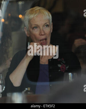 Annie Lennox e Mitchell Besser spotted fuori a pranzo al ristorante mediterraneo con: Annie Lennox dove: Londra, Regno Unito quando: 07 Mar 2015 Credit: WENN.com Foto Stock