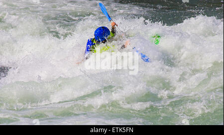 Kayaker femmina nelle acque bianche del fiume tghe Foto Stock