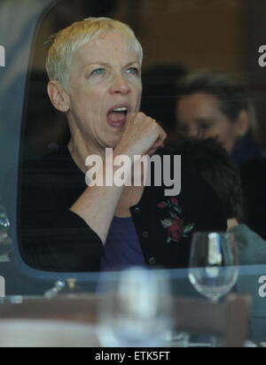 Annie Lennox e Mitchell Besser spotted fuori a pranzo al ristorante mediterraneo con: Annie Lennox dove: Londra, Regno Unito quando: 07 Mar 2015 Credit: WENN.com Foto Stock