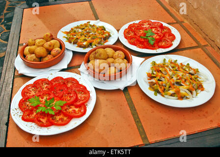 Fuerteventura Isole Canarie. Molti piatti di cucina locale. Insalata di pomodoro fritto di patate intere su due teglie. Foto Stock