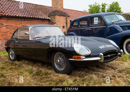 Epperstone, Nottingham, Inghilterra, Regno Unito 14 Giugno 2015. Docce e temperature di soli 15c al Epperstone Garden & giorno del Festival nel pittoresco villaggio di Nottinghamshire di Epperstone. Un nero 1966 Jaguar E-Type 4.2 autovettura era uno dei classici veicoli sul display all'evento annuale. Credito: Mark Richardson/Alamy Live News Foto Stock