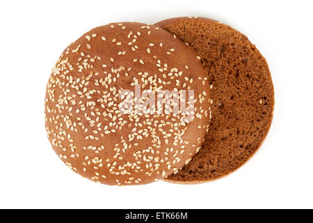 Vista superiore sul buio bun a fette con semi di sesamo per hamburger. Isolato su bianco. Foto Stock