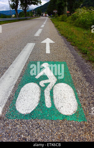 Verde e bianco segno dipinto sulla strada a cycleway, ciclo modo ciclo-lane, pista ciclabile Francia Foto Stock