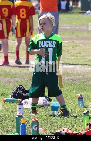 Gwen Stefani è stato vedere tenendo i ragazzi per la partita di calcio al Parco Beaman in Studio City , CA, Sabato mattina . Dotate di Zuma Rossdale dove: Studio City, California, Stati Uniti quando: 07 Mar 2015 Credit: WENN.com Foto Stock