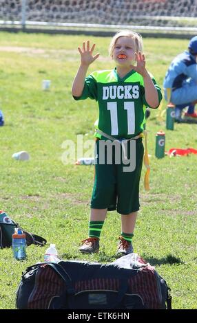 Gwen Stefani è stato vedere tenendo i ragazzi per la partita di calcio al Parco Beaman in Studio City , CA, Sabato mattina . Dotate di Zuma Rossdale dove: Studio City, California, Stati Uniti quando: 07 Mar 2015 Credit: WENN.com Foto Stock