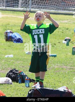 Gwen Stefani è stato vedere tenendo i ragazzi per la partita di calcio al Parco Beaman in Studio City , CA, Sabato mattina . Dotate di Zuma Rossdale dove: Studio City, California, Stati Uniti quando: 07 Mar 2015 Credit: WENN.com Foto Stock