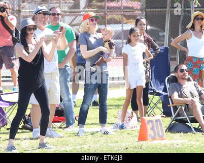 Gwen Stefani è stato vedere tenendo i ragazzi per la partita di calcio al Parco Beaman in Studio City , CA, Sabato mattina . Dotato di: Gwen Stefani, Apollo Rossdale dove: Studio City, California, Stati Uniti quando: 07 Mar 2015 Credit: WENN.com Foto Stock