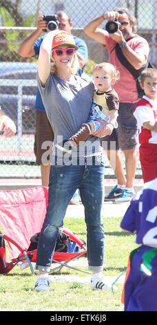 Gwen Stefani è stato vedere tenendo i ragazzi per la partita di calcio al Parco Beaman in Studio City , CA, Sabato mattina . Dotato di: Gwen Stefani, Apollo Rossdale dove: Studio City, California, Stati Uniti quando: 07 Mar 2015 Credit: WENN.com Foto Stock