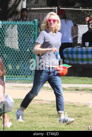 Gwen Stefani è stato vedere tenendo i ragazzi per la partita di calcio al Parco Beaman in Studio City , CA, Sabato mattina . Dotato di: Gwen Stefani dove: Studio City, California, Stati Uniti quando: 07 Mar 2015 Credit: WENN.com Foto Stock