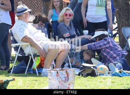 Gwen Stefani è stato vedere tenendo i ragazzi per la partita di calcio al Parco Beaman in Studio City , CA, Sabato mattina . Dotato di: Gwen Stefani, Apollo Rossdale dove: Studio City, California, Stati Uniti quando: 07 Mar 2015 Credit: WENN.com Foto Stock