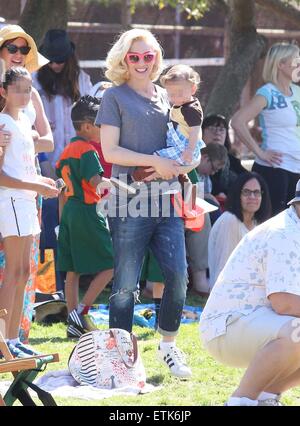 Gwen Stefani è stato vedere tenendo i ragazzi per la partita di calcio al Parco Beaman in Studio City , CA, Sabato mattina . Dotato di: Gwen Stefani, Apollo Rossdale dove: Studio City, California, Stati Uniti quando: 07 Mar 2015 Credit: WENN.com Foto Stock