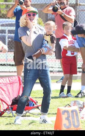 Gwen Stefani è stato vedere tenendo i ragazzi per la partita di calcio al Parco Beaman in Studio City , CA, Sabato mattina . Dotato di: Gwen Stefani, Apollo Rossdale dove: Studio City, California, Stati Uniti quando: 07 Mar 2015 Credit: WENN.com Foto Stock