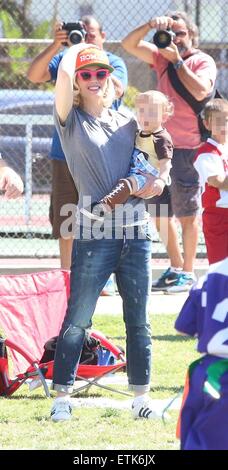 Gwen Stefani è stato vedere tenendo i ragazzi per la partita di calcio al Parco Beaman in Studio City , CA, Sabato mattina . Dotato di: Gwen Stefani, Apollo Rossdale dove: Studio City, California, Stati Uniti quando: 07 Mar 2015 Credit: WENN.com Foto Stock