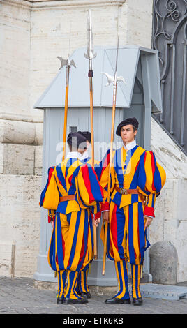 Città del Vaticano - Vaticano - 1 agosto: famosa Guardia Svizzera basilica surveil entrata su Agosto 1, 2014 in Vaticano. La protezione papale wit Foto Stock