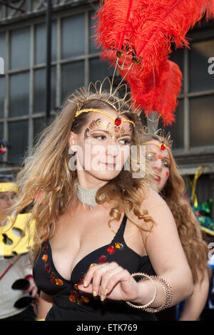 Manchester, Regno Unito 14 Giugno 2014. I ballerini di Samba  Manchester Day è stato creato nel 2010 e ora è diventato uno del nord ovest di punta di eventi dell'estate. Lo scopo della manifestazione è quello di celebrare la creatività e la diversità della città. Oltre 2500 musicisti e artisti provenienti da comunità locali di portare le strade e le piazze di vita in un fantastico display del colore, suono e movimento. Foto Stock