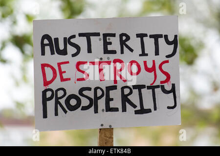 Un anti-segno di austerità che recita "austerità distrugge la prosperità' visto a una protesta contro il partito conservatore. Foto Stock