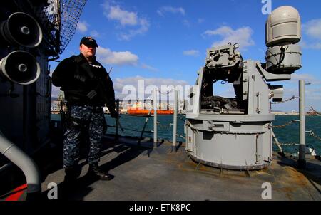 Usa armi Navyshows presso il flagship USS Vicksburg (CG 69) nella bulgara sul Mar Nero porto di Varna, circa 450 km (280 miglia) a nord-est della capitale Sofia, Domenica, Marzo, 08, 2015. Navi della NATO assegnati ai piedi della NATO gruppo marittimo due (inserto SNMG2) Arrivati nel Mar Nero città di operare e il treno con le navi dal bulgaro, rumeno e marine militari turchi. Questo corso di formazione includeranno simulato anti-aria e anti-guerra sottomarina esercizi, nonché simulato piccola barca attacchi e nave di base le manovre di movimentazione. Led posteriore da ADM. Brad Williamson (STATI UNITI D'AMERICA N), inserto SNMG2 è attualmente composta da th Foto Stock