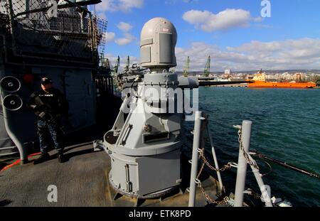 Usa armi Navyshows presso il flagship USS Vicksburg (CG 69) nella bulgara sul Mar Nero porto di Varna, circa 450 km (280 miglia) a nord-est della capitale Sofia, Domenica, Marzo, 08, 2015. Navi della NATO assegnati ai piedi della NATO gruppo marittimo due (inserto SNMG2) Arrivati nel Mar Nero città di operare e il treno con le navi dal bulgaro, rumeno e marine militari turchi. Questo corso di formazione includeranno simulato anti-aria e anti-guerra sottomarina esercizi, nonché simulato piccola barca attacchi e nave di base le manovre di movimentazione. Led posteriore da ADM. Brad Williamson (STATI UNITI D'AMERICA N), inserto SNMG2 è attualmente composta da th Foto Stock