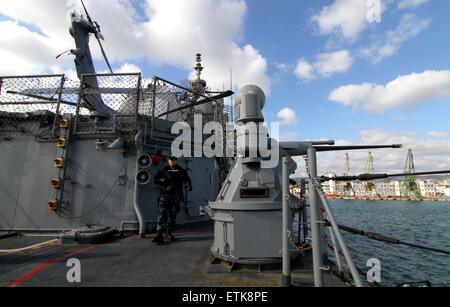 Usa armi Navyshows presso il flagship USS Vicksburg (CG 69) nella bulgara sul Mar Nero porto di Varna, circa 450 km (280 miglia) a nord-est della capitale Sofia, Domenica, Marzo, 08, 2015. Navi della NATO assegnati ai piedi della NATO gruppo marittimo due (inserto SNMG2) Arrivati nel Mar Nero città di operare e il treno con le navi dal bulgaro, rumeno e marine militari turchi. Questo corso di formazione includeranno simulato anti-aria e anti-guerra sottomarina esercizi, nonché simulato piccola barca attacchi e nave di base le manovre di movimentazione. Led posteriore da ADM. Brad Williamson (STATI UNITI D'AMERICA N), inserto SNMG2 è attualmente composta da th Foto Stock