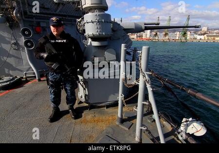 Usa armi Navyshows presso il flagship USS Vicksburg (CG 69) nella bulgara sul Mar Nero porto di Varna, circa 450 km (280 miglia) a nord-est della capitale Sofia, Domenica, Marzo, 08, 2015. Navi della NATO assegnati ai piedi della NATO gruppo marittimo due (inserto SNMG2) Arrivati nel Mar Nero città di operare e il treno con le navi dal bulgaro, rumeno e marine militari turchi. Questo corso di formazione includeranno simulato anti-aria e anti-guerra sottomarina esercizi, nonché simulato piccola barca attacchi e nave di base le manovre di movimentazione. Led posteriore da ADM. Brad Williamson (STATI UNITI D'AMERICA N), inserto SNMG2 è attualmente composta da th Foto Stock