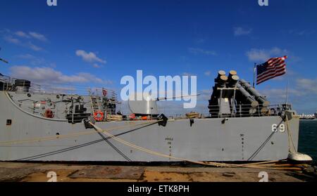 Usa armi Navyshows presso il flagship USS Vicksburg (CG 69) nella bulgara sul Mar Nero porto di Varna, circa 450 km (280 miglia) a nord-est della capitale Sofia, Domenica, Marzo, 08, 2015. Navi della NATO assegnati ai piedi della NATO gruppo marittimo due (inserto SNMG2) Arrivati nel Mar Nero città di operare e il treno con le navi dal bulgaro, rumeno e marine militari turchi. Questo corso di formazione includeranno simulato anti-aria e anti-guerra sottomarina esercizi, nonché simulato piccola barca attacchi e nave di base le manovre di movimentazione. Led posteriore da ADM. Brad Williamson (STATI UNITI D'AMERICA N), inserto SNMG2 è attualmente composta da th Foto Stock