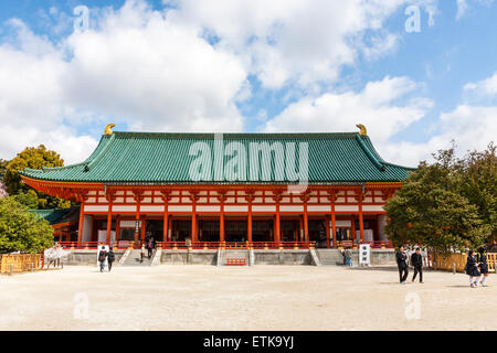 Il santuario Heian a Kyoto, Giappone. Il vermiglio e bianco Daigoku-den, sala principale con tetto verde, nuvole bianche e cielo blu sopra. Foto Stock