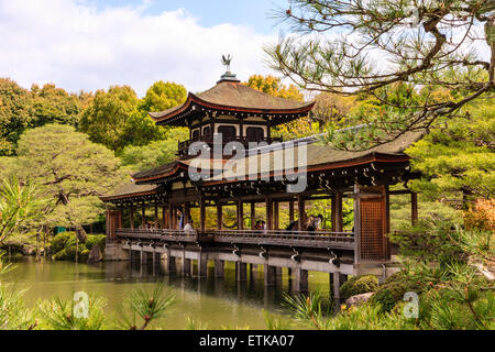 Giardino giapponese di Ogawa Jihei, al Santuario Heian Jingu di Kyoto. Il Taihei-kaku rivestito in legno, Hashi-dono, ponte che attraversa lo stagno Seiho-ike. Foto Stock