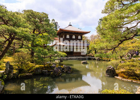 Il Padiglione d'Argento visto da Kinkyochi (lo stagno di specchi di Brocade), presso l'Higashiyama Jisho-ji, più comunemente conosciuto come il tempio di Ginkaku-ji. Foto Stock