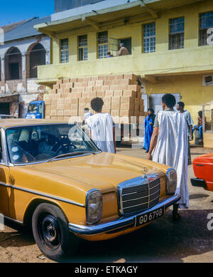 Auto Mercedes, street market, Banjul (Gambia, Africa occidentale Foto Stock