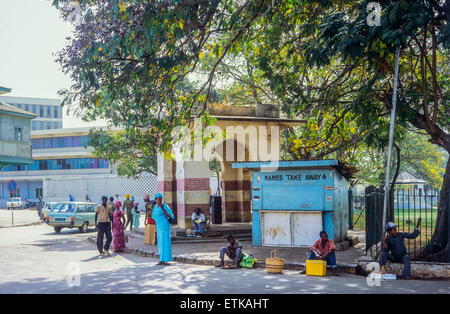 La stazione degli autobus e la strada dei mercanti, Banjul (Gambia, Africa occidentale Foto Stock