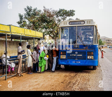 Popolo del Gambia presso la stazione degli autobus, Banjul (Gambia, Africa occidentale Foto Stock